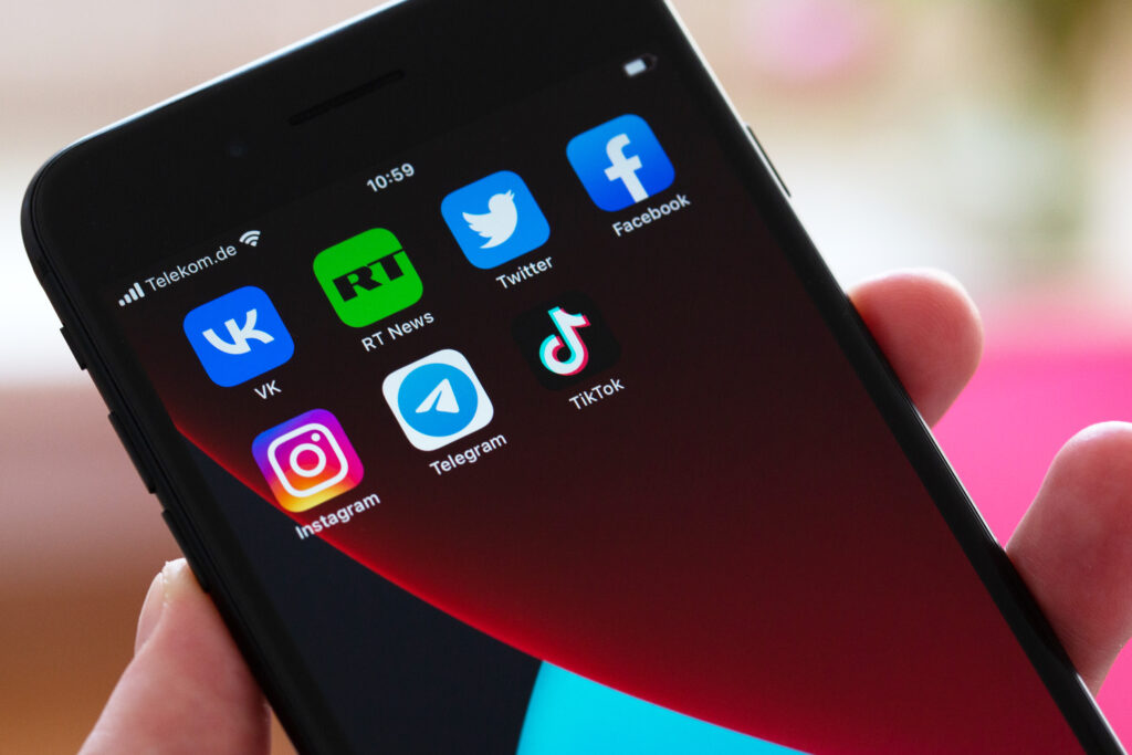 Как выложить видео в TikTok из России