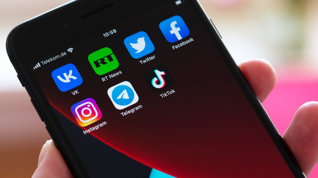 Как выложить видео в TikTok из России